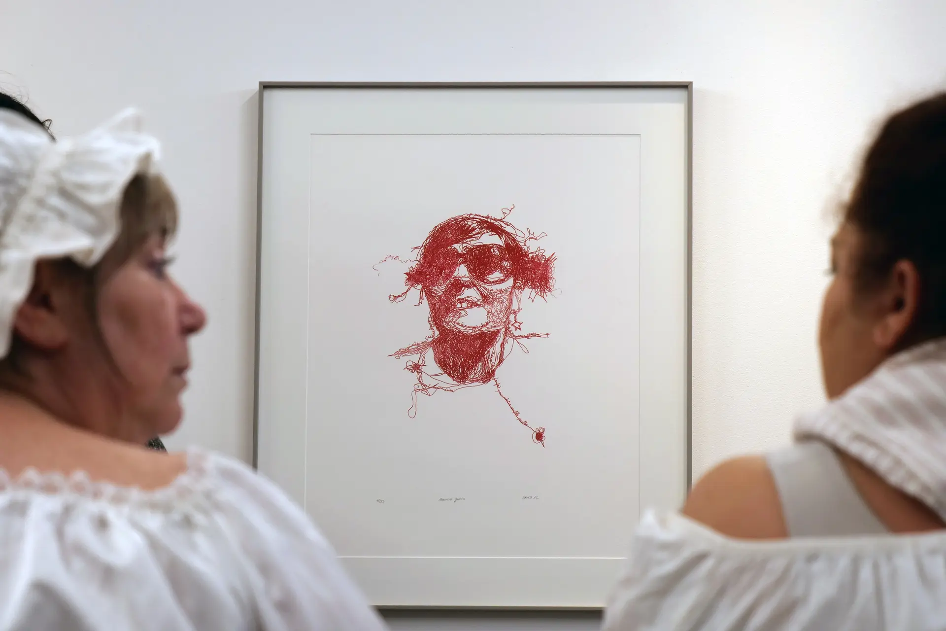 Deux personnes contemplent une oeuvre