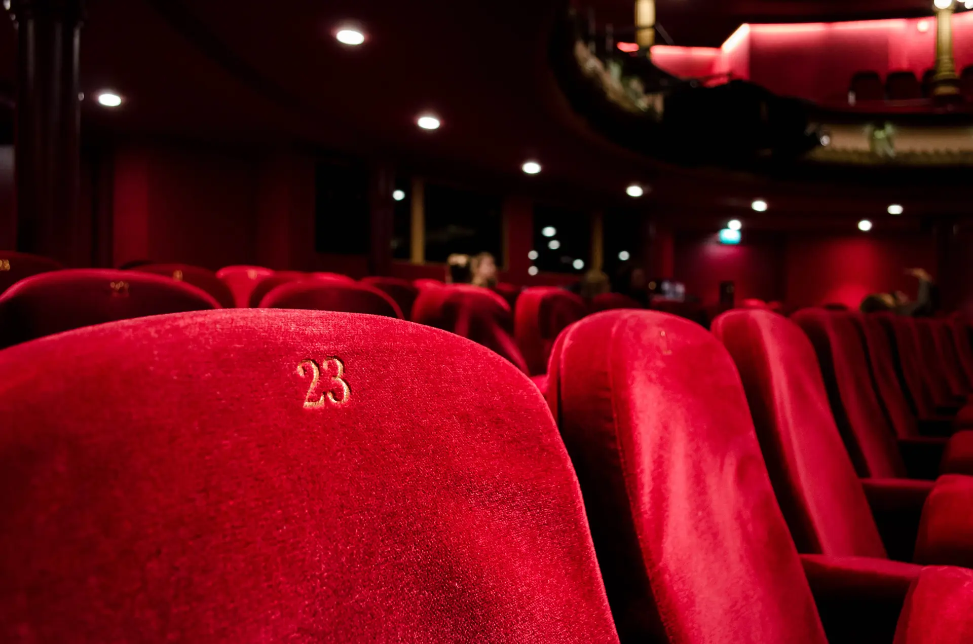 Photo non contractuelle représentant des fauteuils d'une salle de cinéma