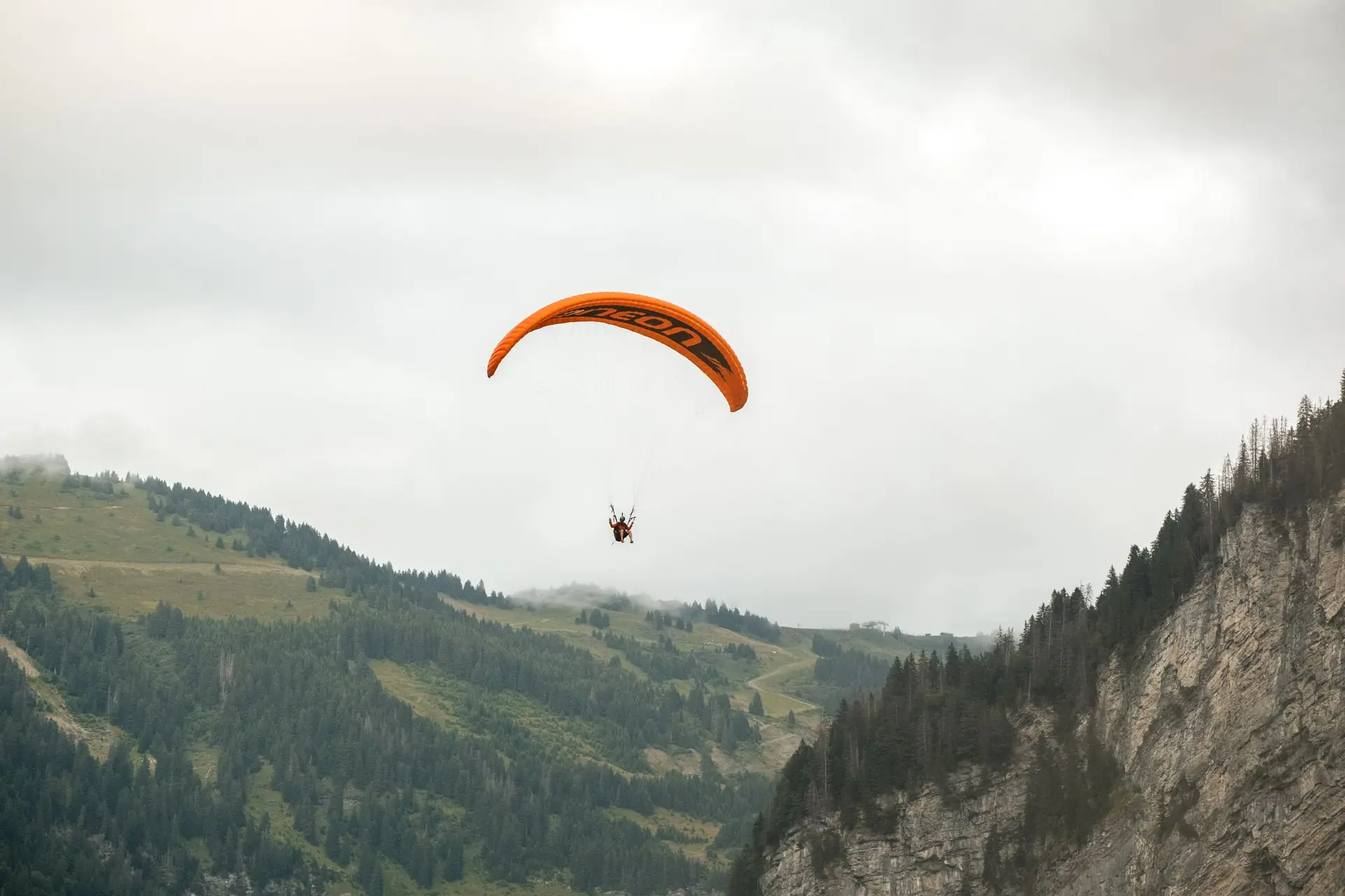 Show parapente à la fête du lac de Montriond