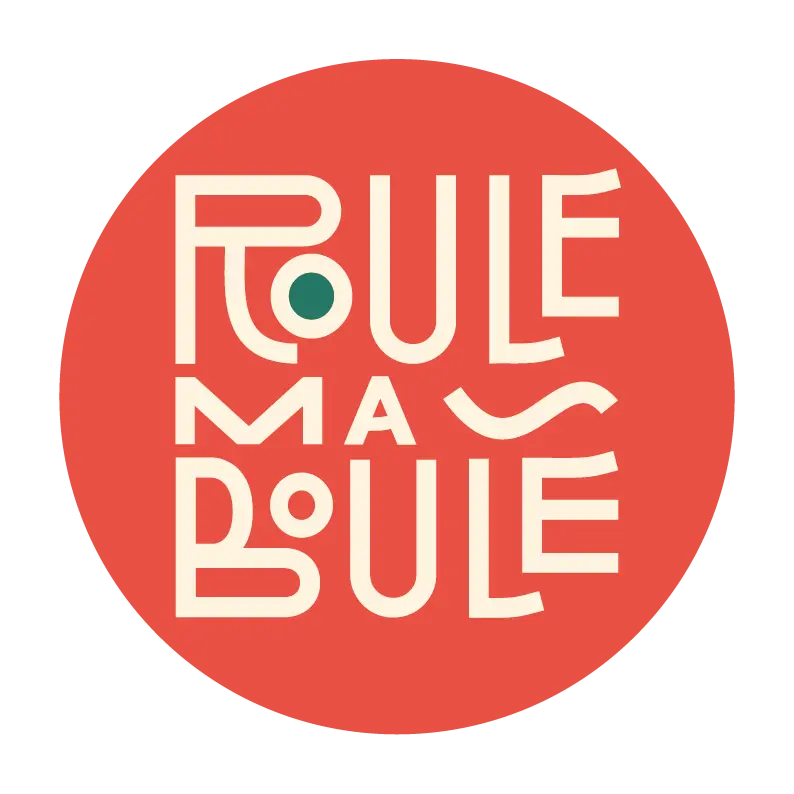 Rond rouge avec écrit dedans en beige Roule ma Boule