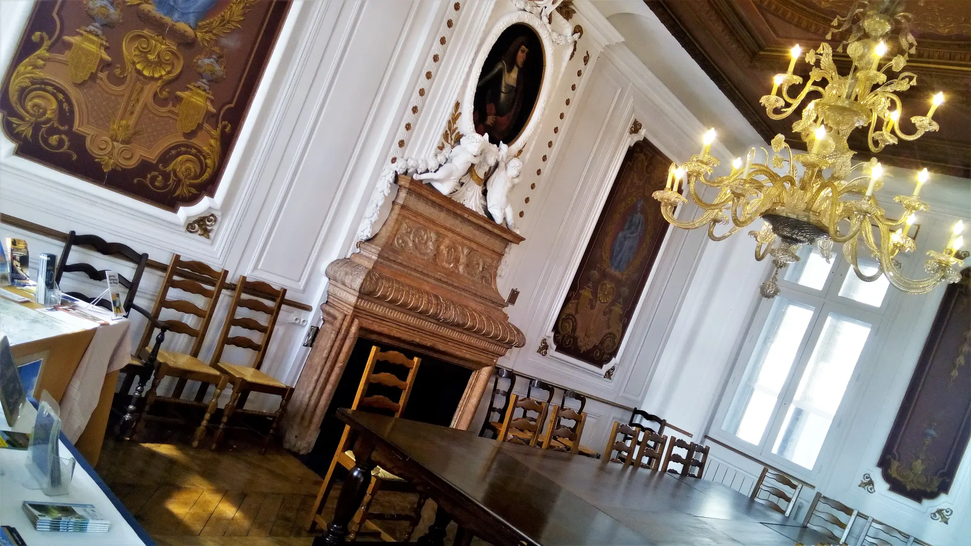 salle du lustre château de Cjazey-sur-Ain