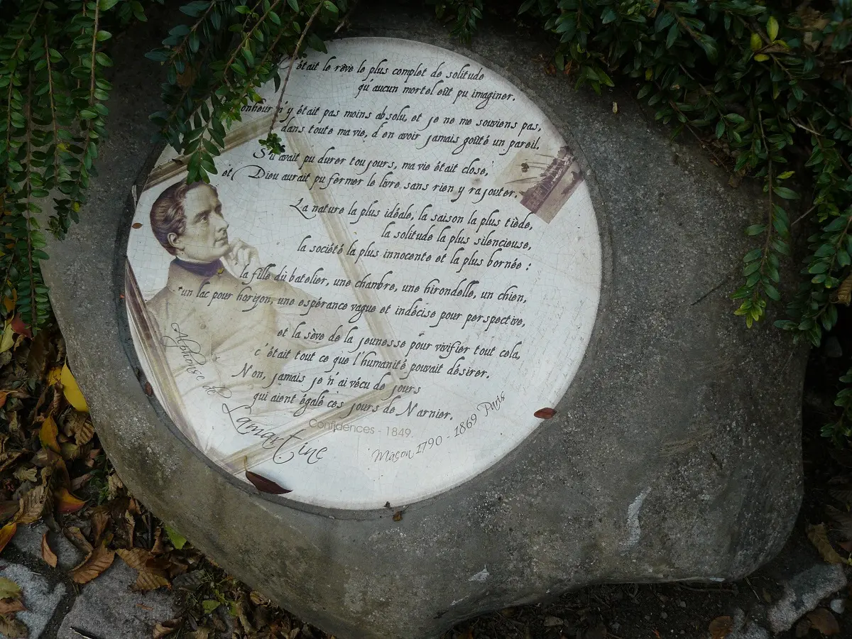 Citation de Lamartine gravé sur une pierre à Nernier