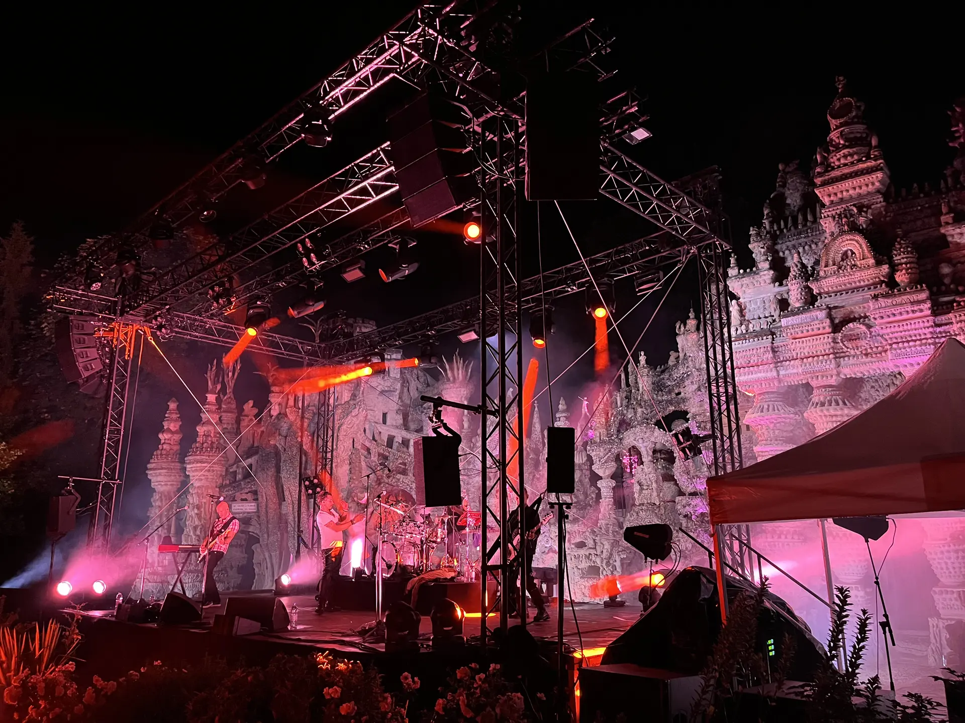 Photo du palais illuminé pendant un concert