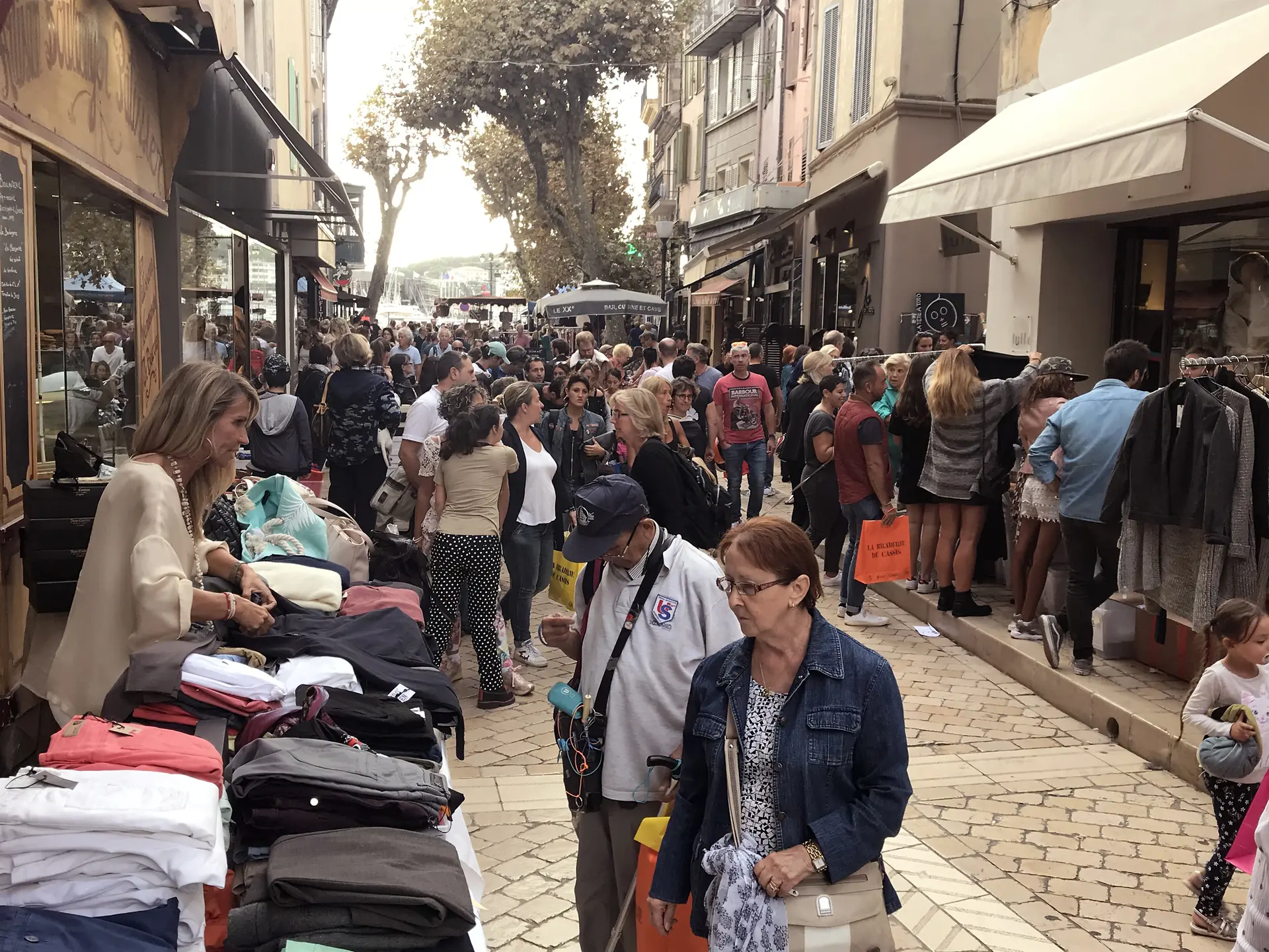Braderie des commerçants à Cassis proche Marseille