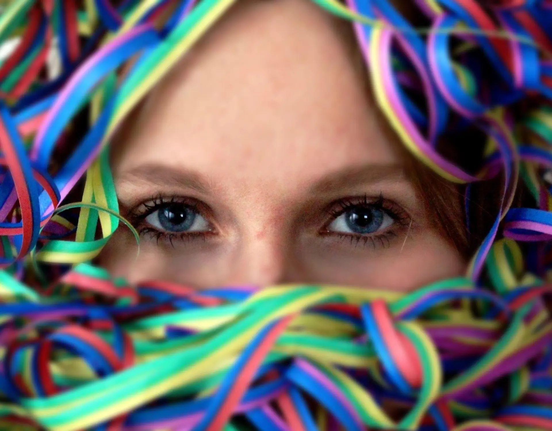 yeux de femme et cotillons