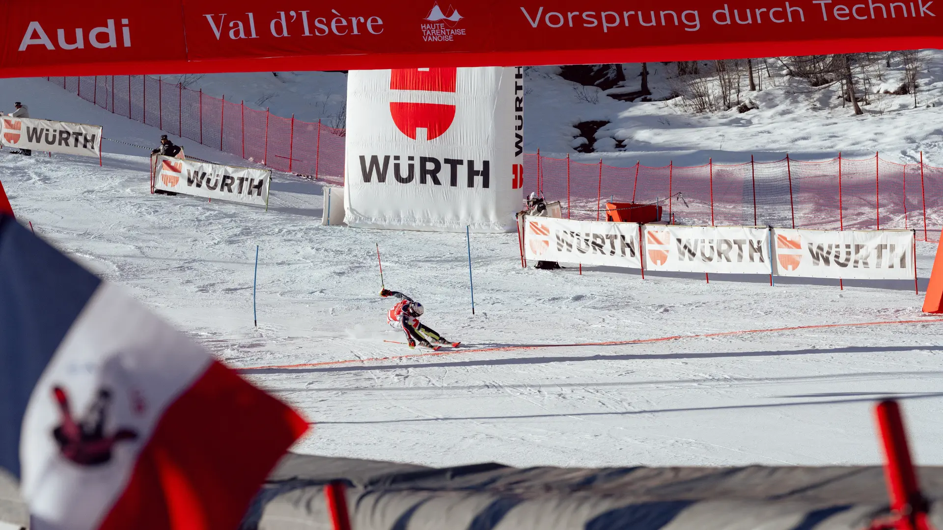 Arrivée d'un skieur lors de la coupe du monde de ski alpin Hommes (70ème Critérium)