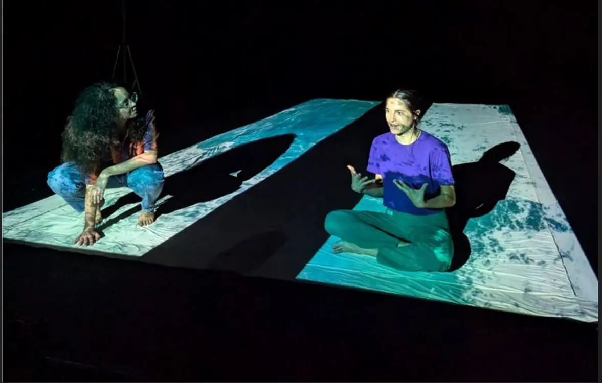 Installation de Transversal et Mitómana Artes Escénicas.