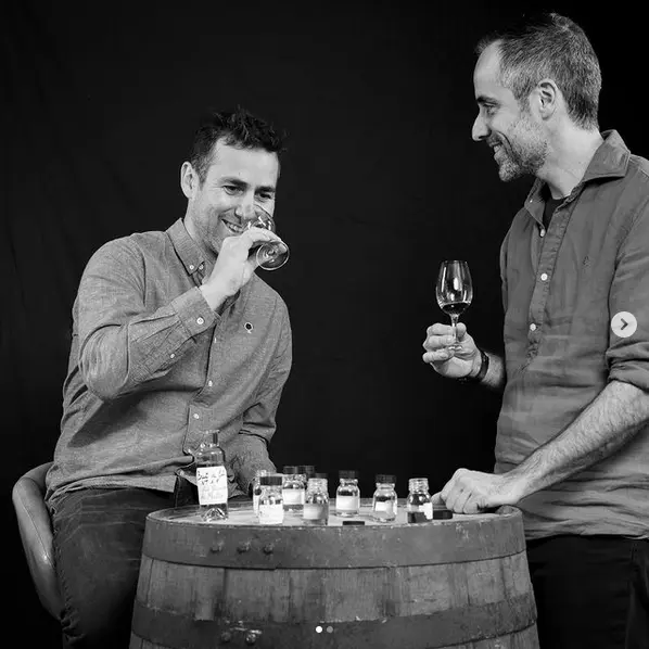 Visite de l'orge au whisky en anglais - Les chineurs de malt_Le Thor le duo en noir et blanc