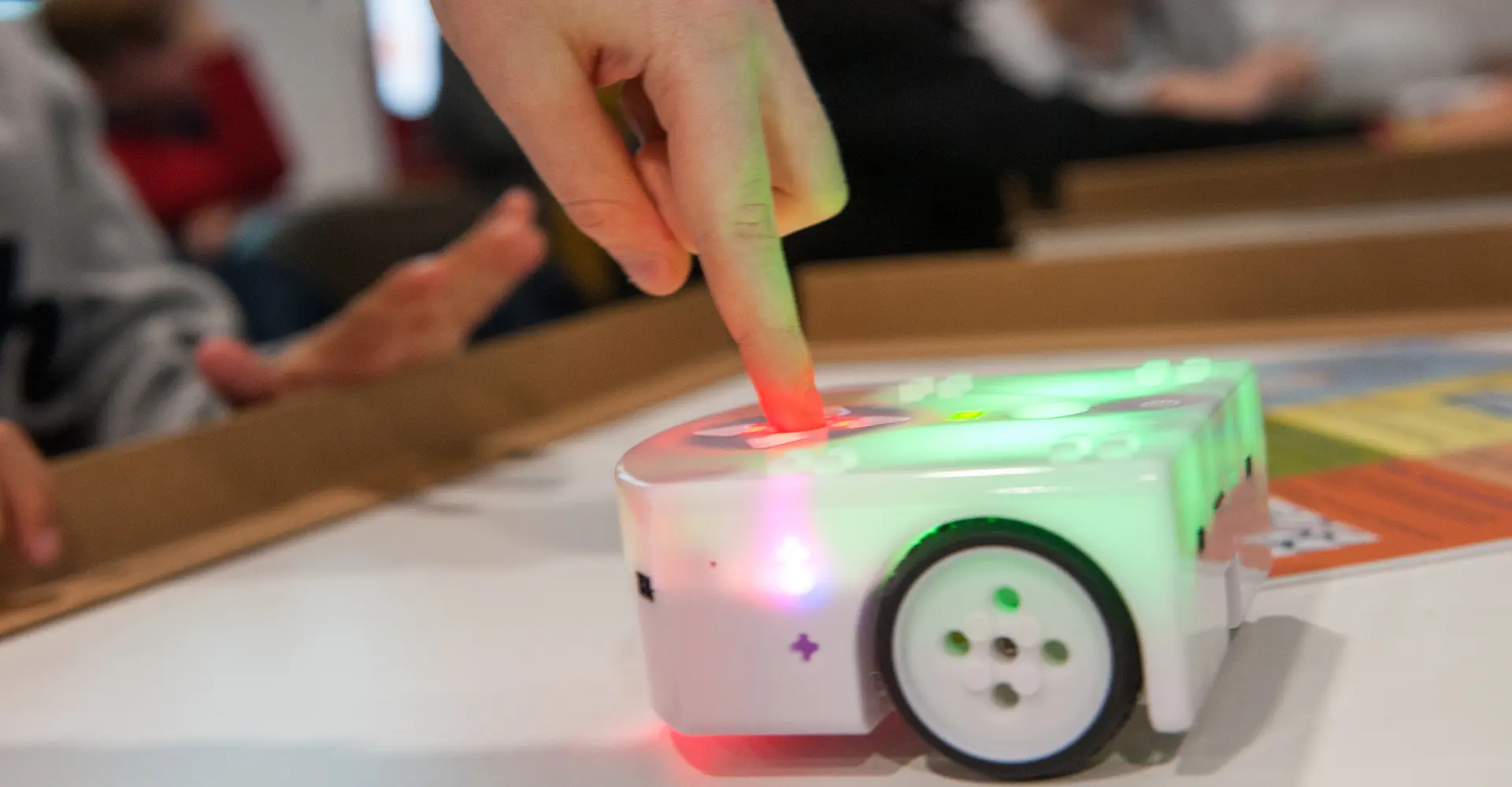 Un enfant programme un robot Thymio