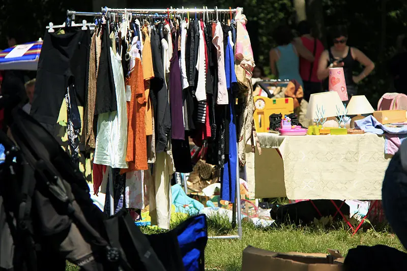 Photo montrant des objets et vêtements
