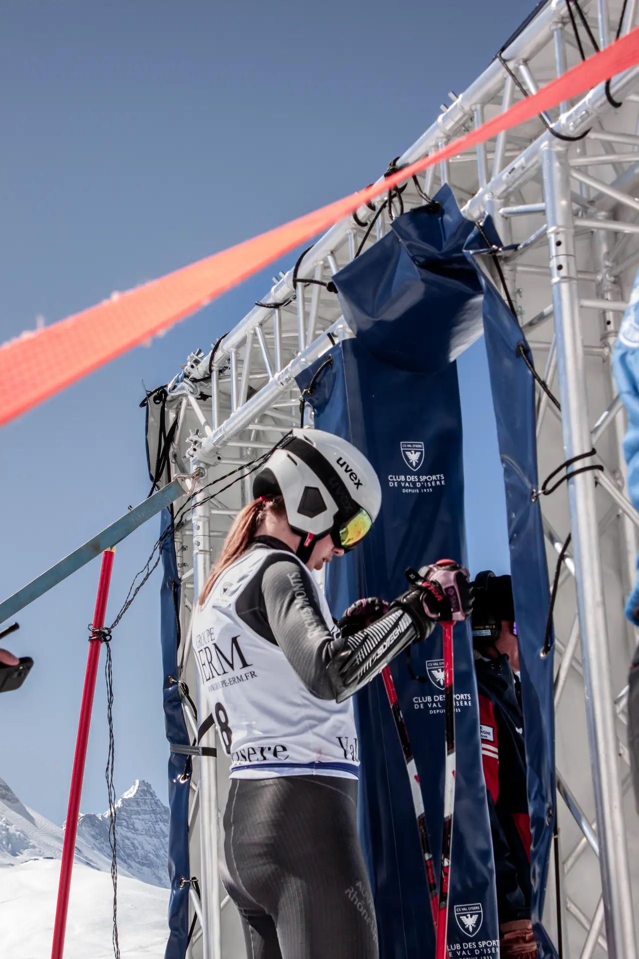 Départ de jeunes skieurs à La Scara, course internationale de ski alpin à Val d'Isère