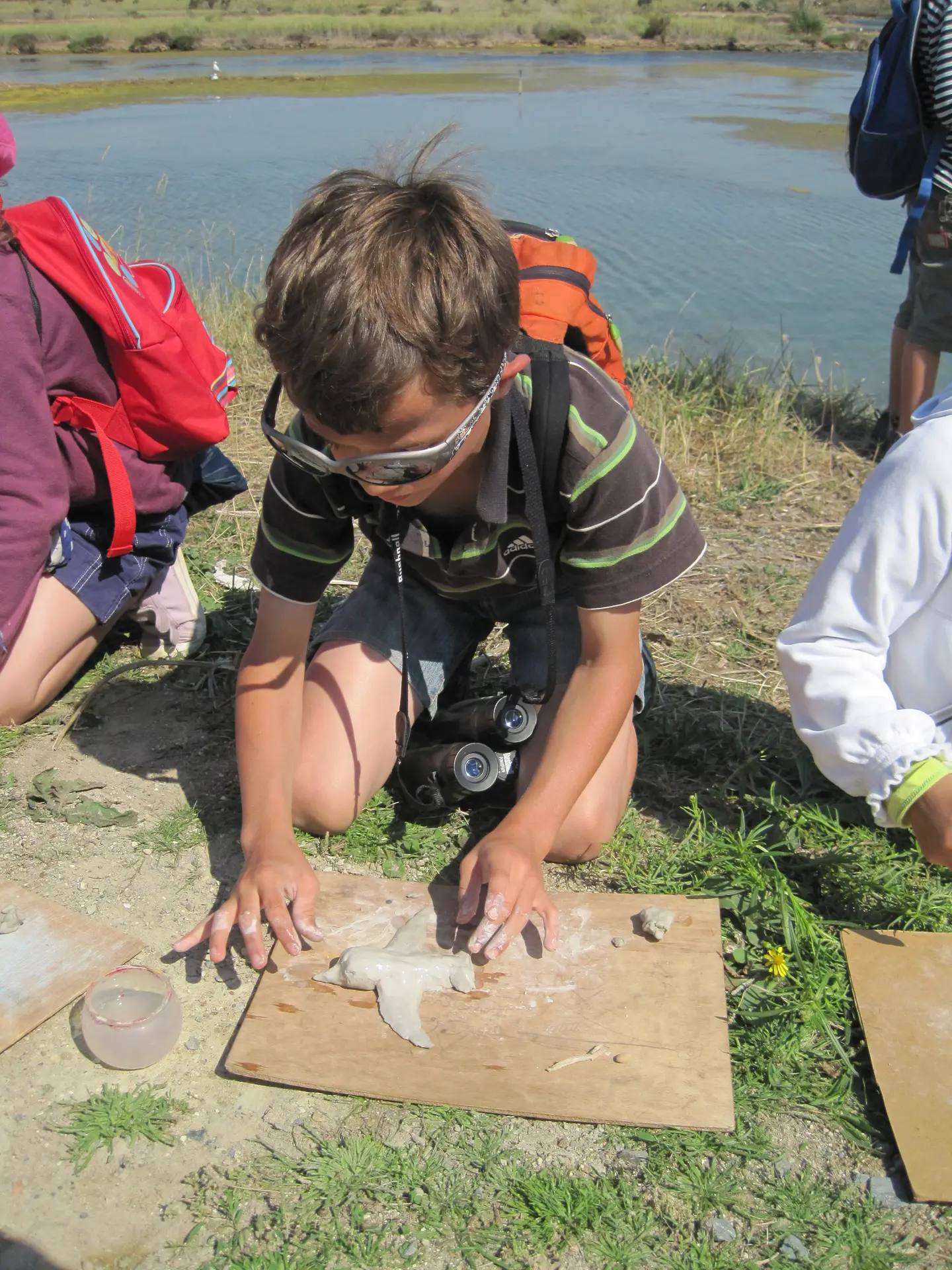 Enfant pendant une récré nature