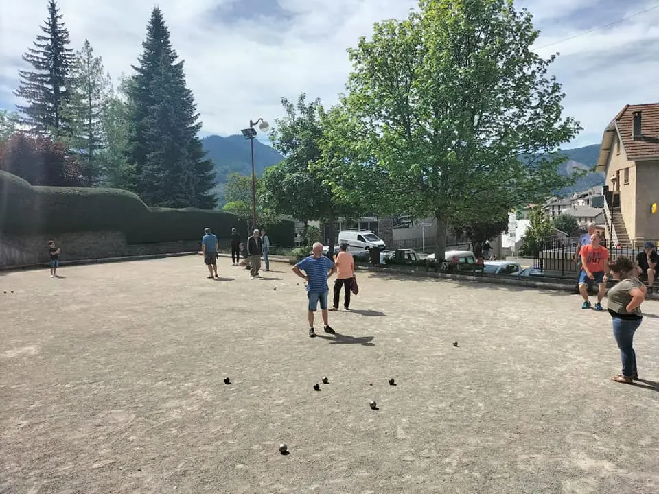 Concours de pétanque avec Le Séréna