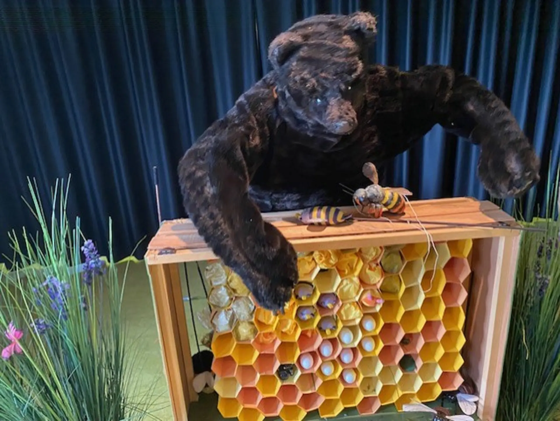 Théâtre de marionnettes : La petite abeille