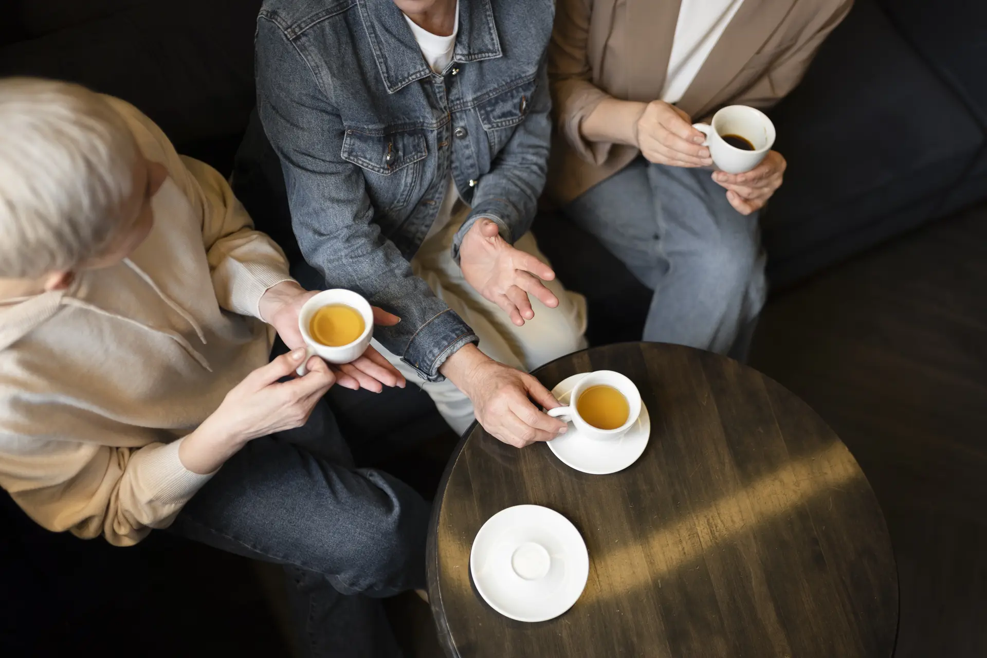 Un groupe de femmes boivent un café