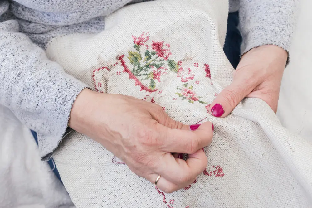 femme qui fait de la broderie