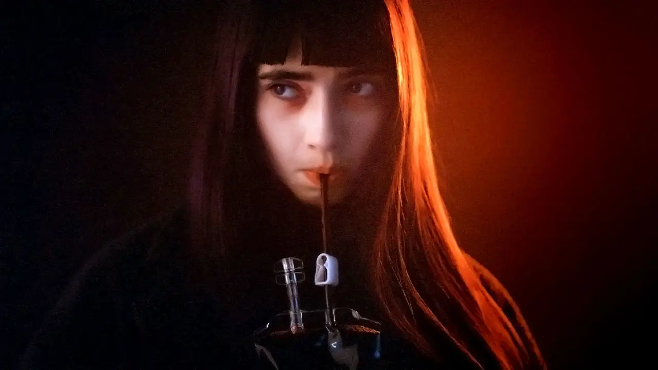 personnage féminin au cheveux bruns longs qui sirotent une poche de sans