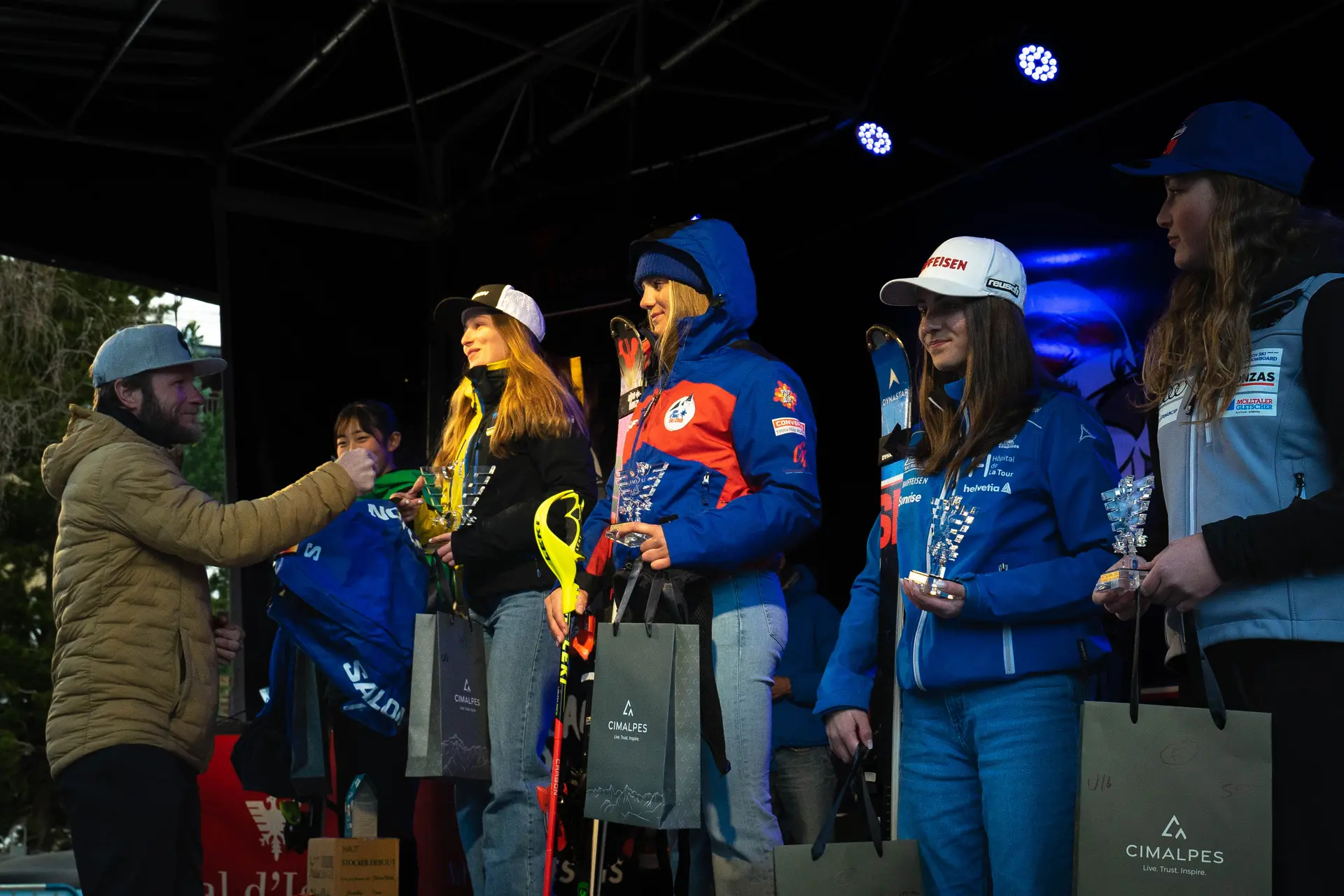 Remise des prix de La Scara, course internationale de ski alpin à Val d'Isère