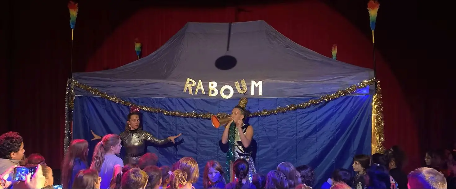 2 artistes sur scène vétues de paillettes