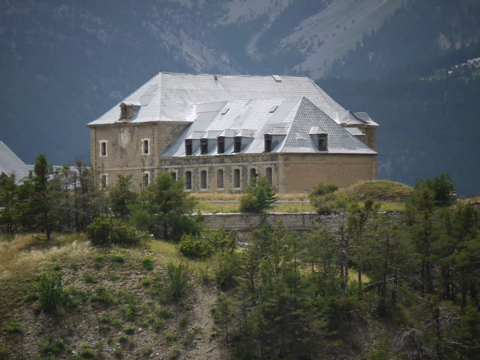 Chapelle Saint Louis et logement du gouverneur depuis le fort Dauphin