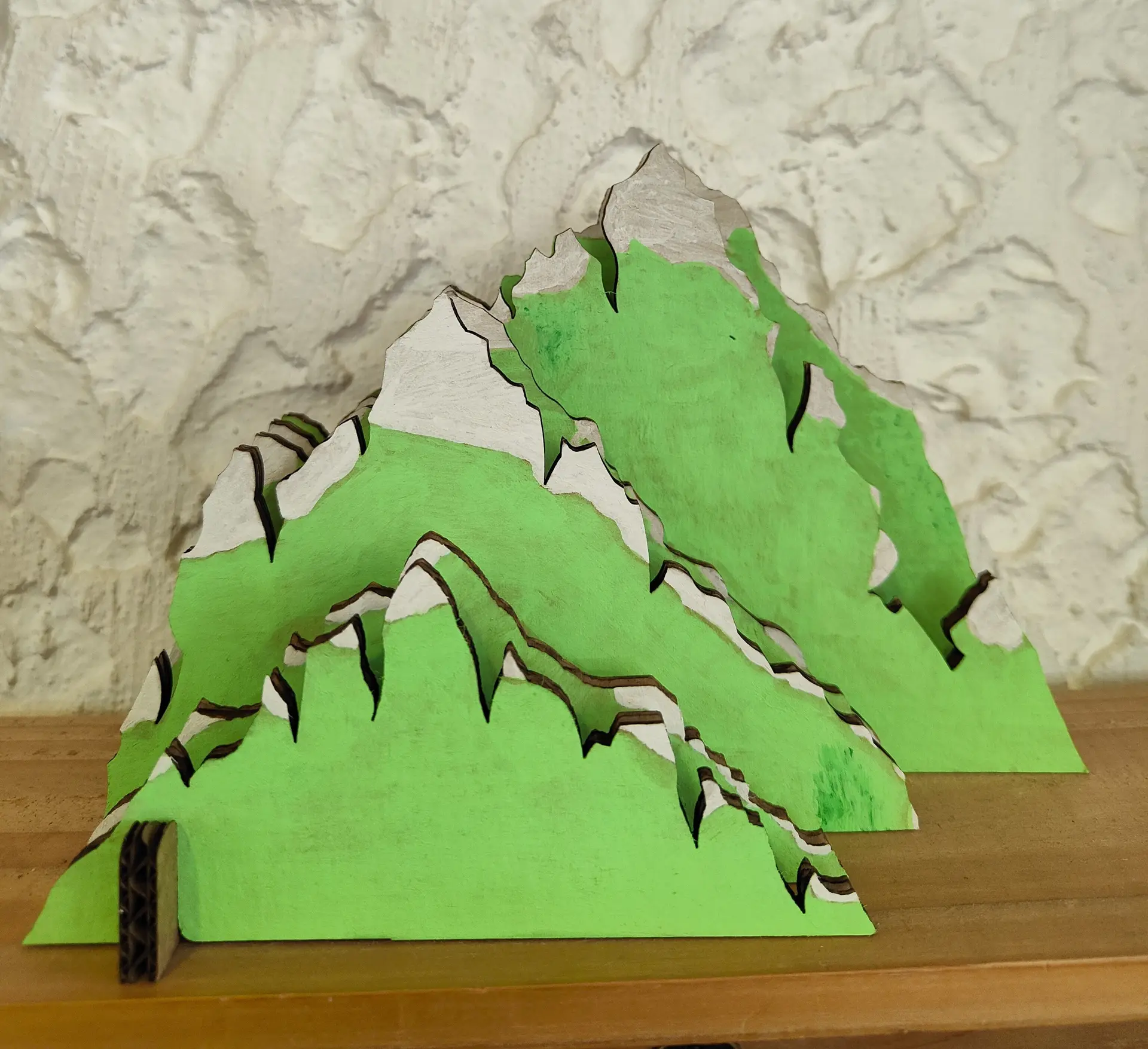 Montagne réalisée en carton 100% recyclé.