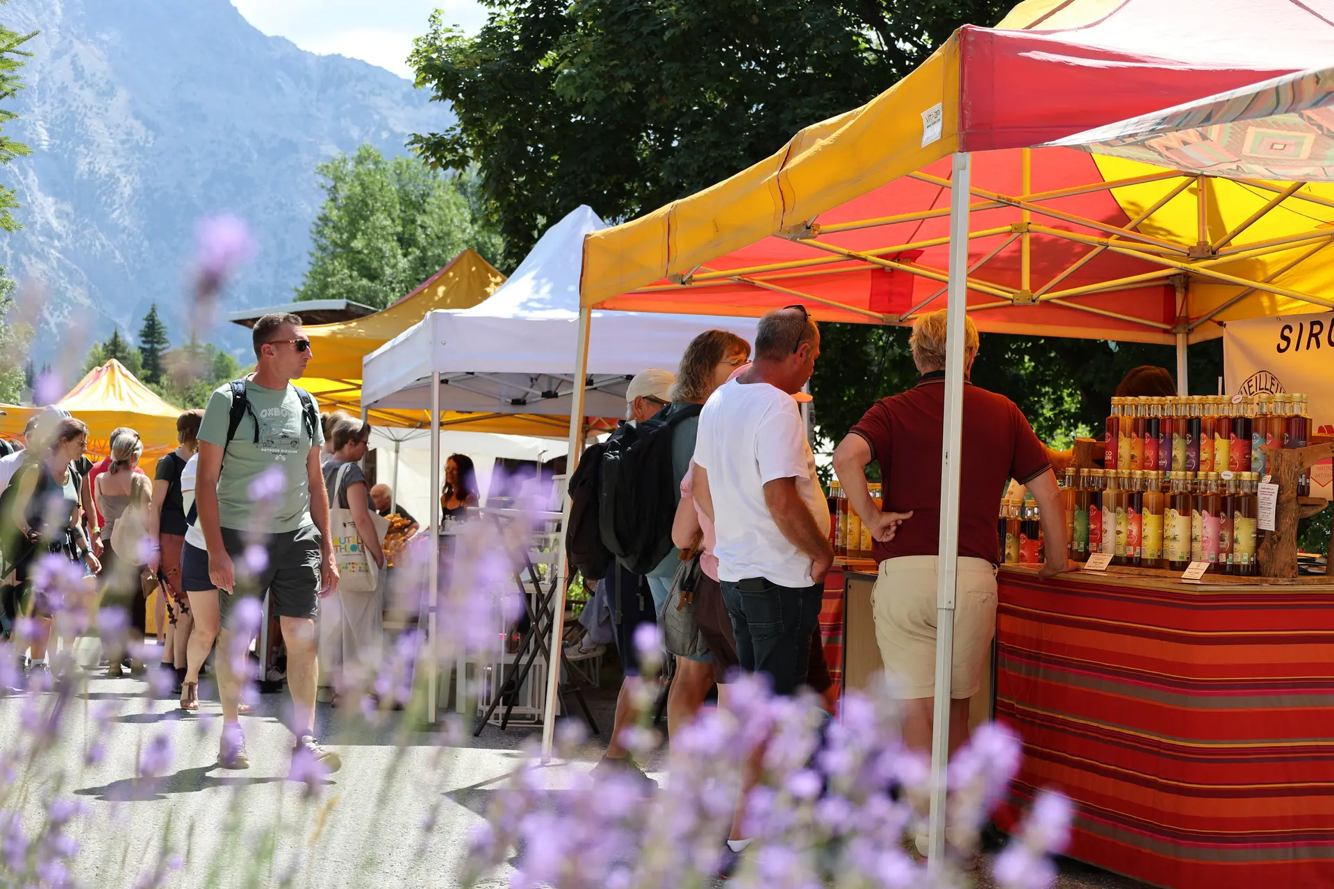 Retrouvez le marché des saveurs des Alpes du Sud et artisans sans vitrine l'été dans la vallée de la Clarée