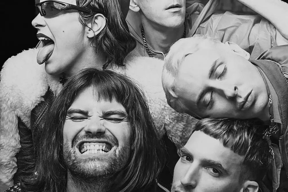 les visages des artistes tous regroupés