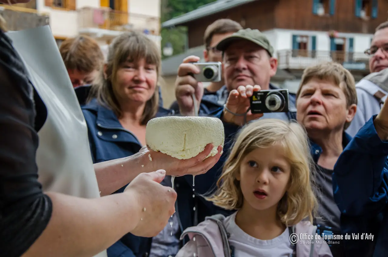 Démonstration de fabrication de fromage avec la Coopérative du Val d'Arly