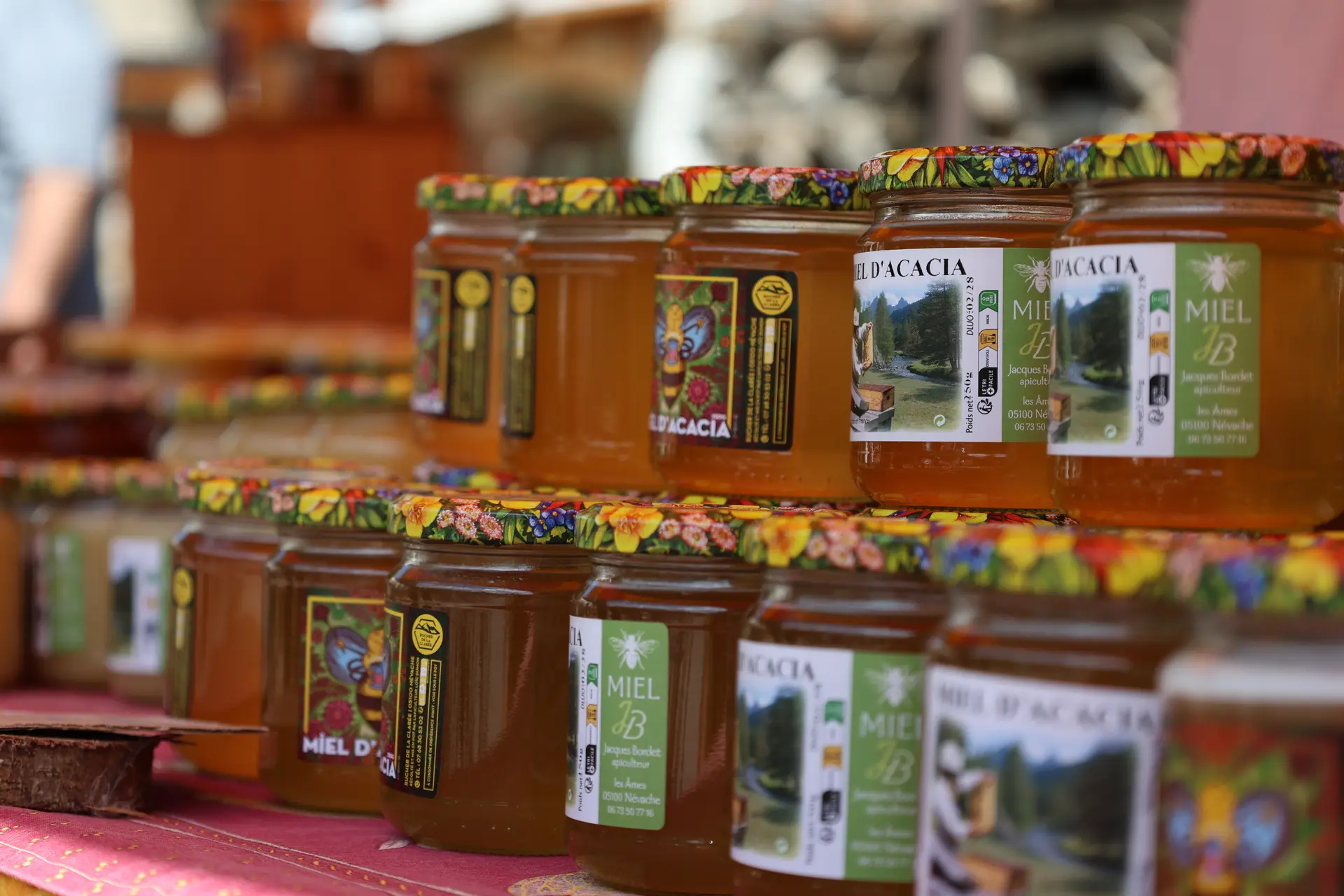 Le miel de Névache en vente sur le marché aux saveurs des Alpes du Sud