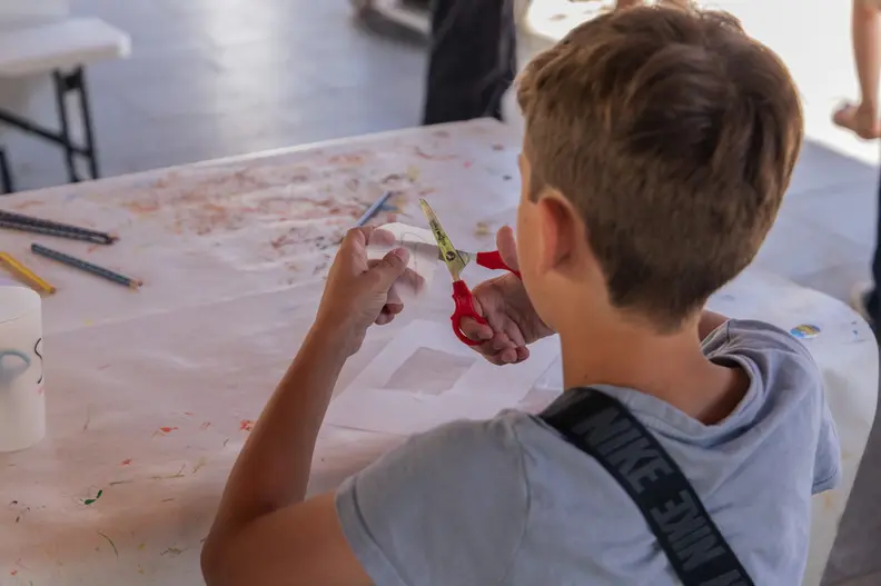 Kind dat zijn sleutelhanger uitknipt