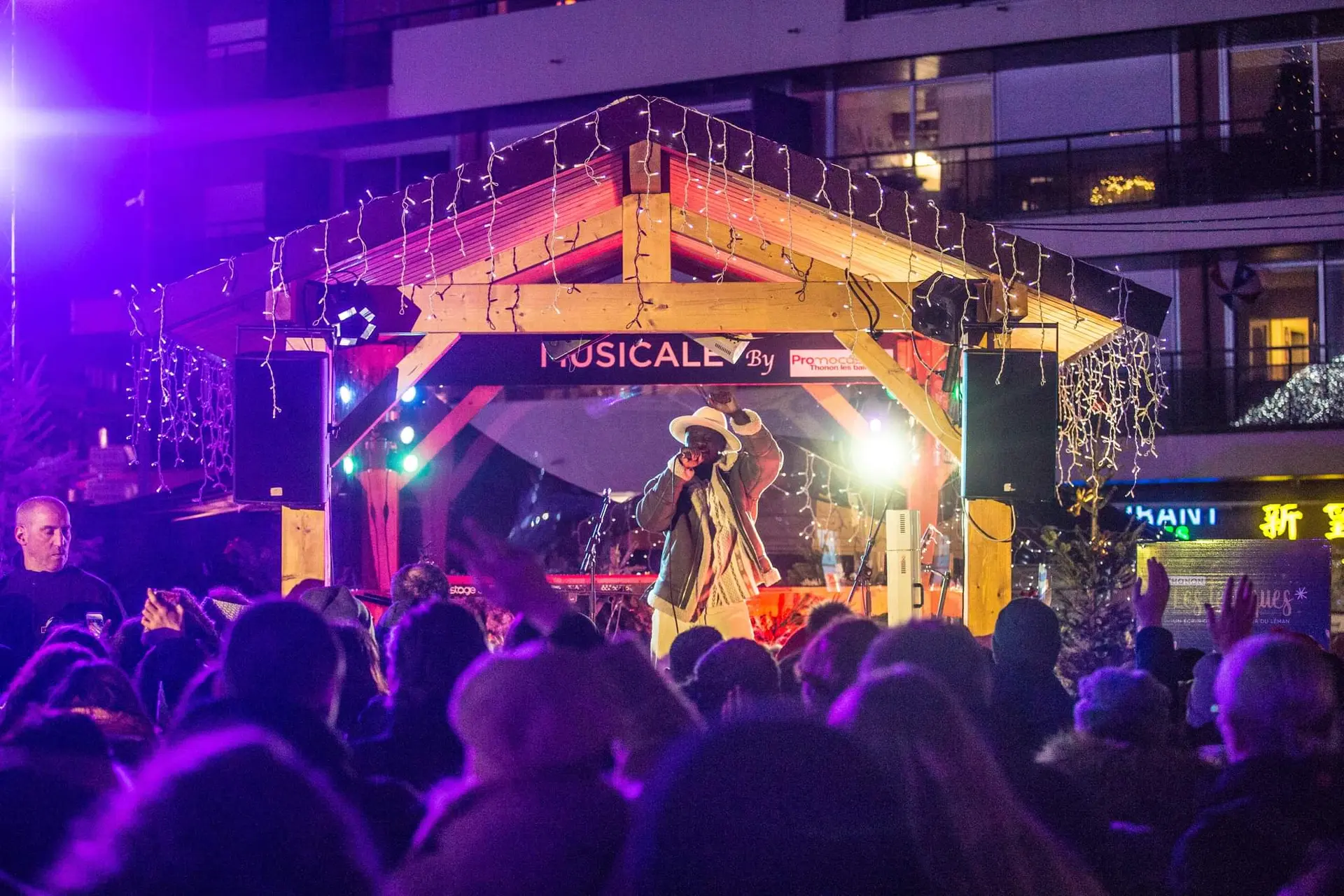Concert sur la scène du marché de Noel