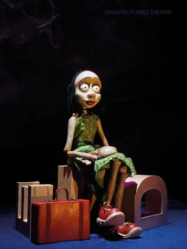 MNPU_The Girl with the Little Suitcase © Merlin Puppet Theatre