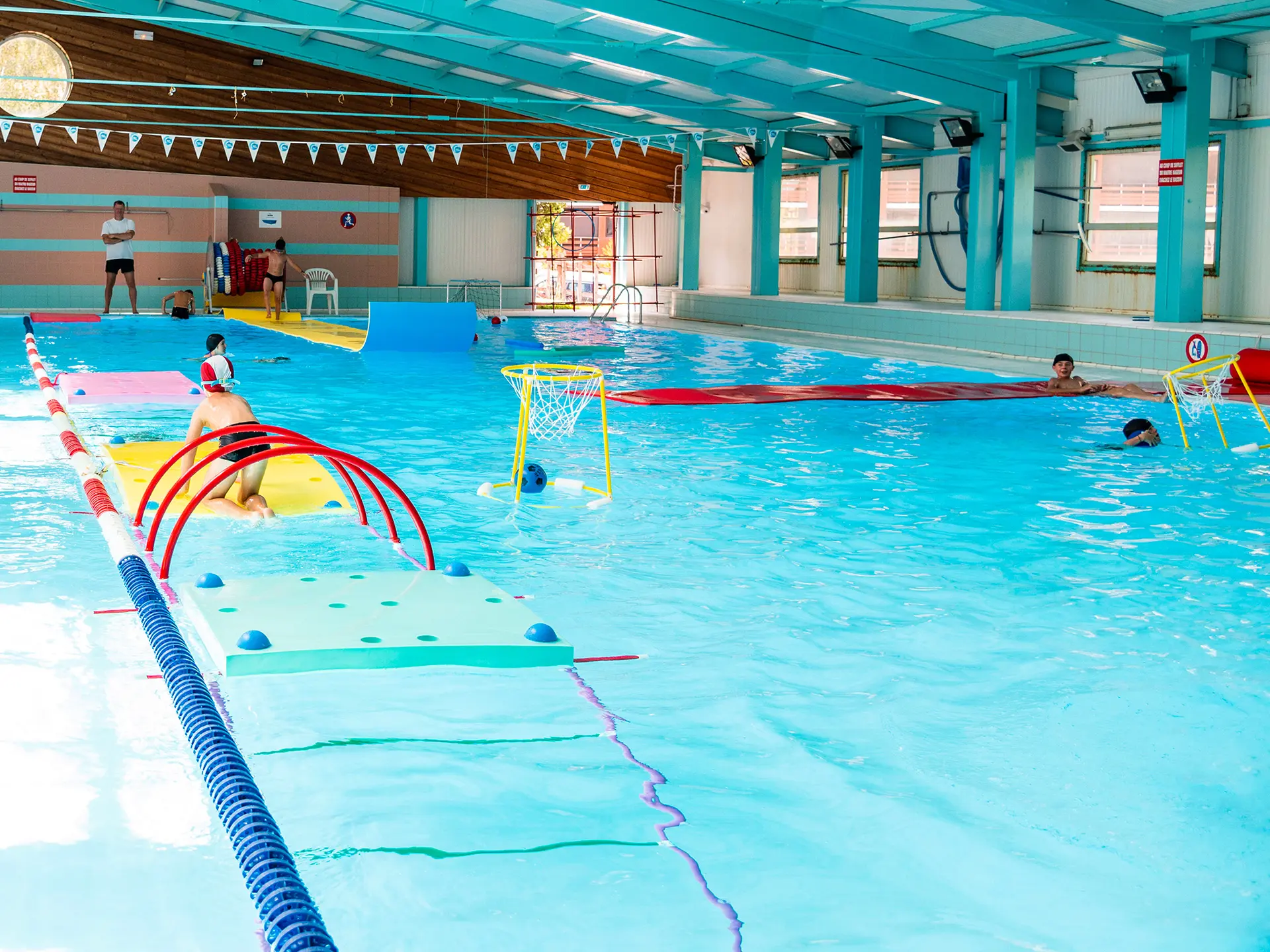 Bassin de la piscine du Sauze aménagé avec des ateliers ludiques