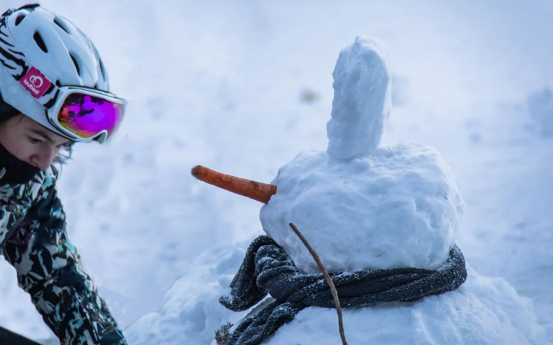 Sneeuwpopwedstrijd met gebruik van alle meegeleverde gereedschappen (spatels)