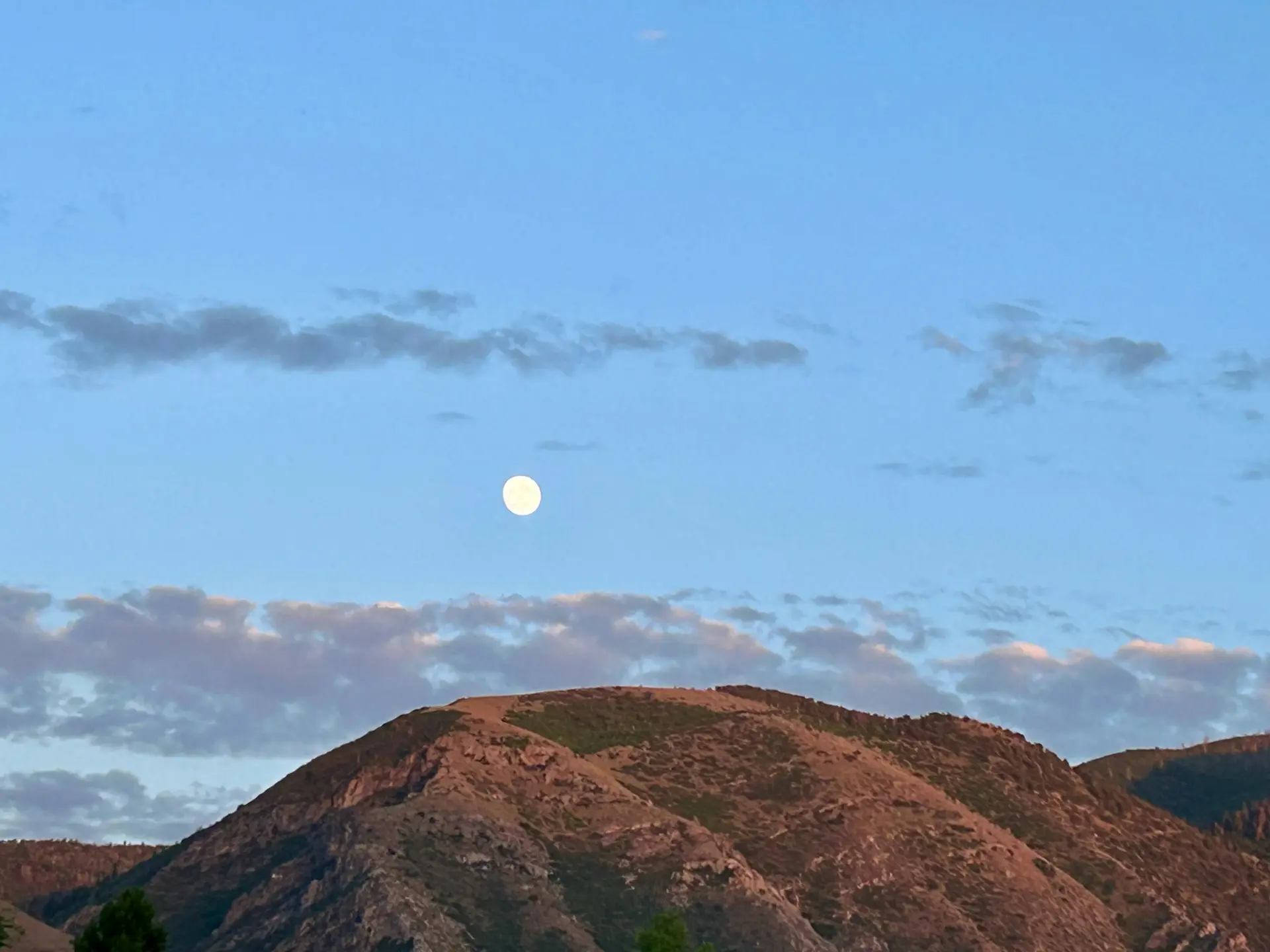 Pleine lune sur la montagne