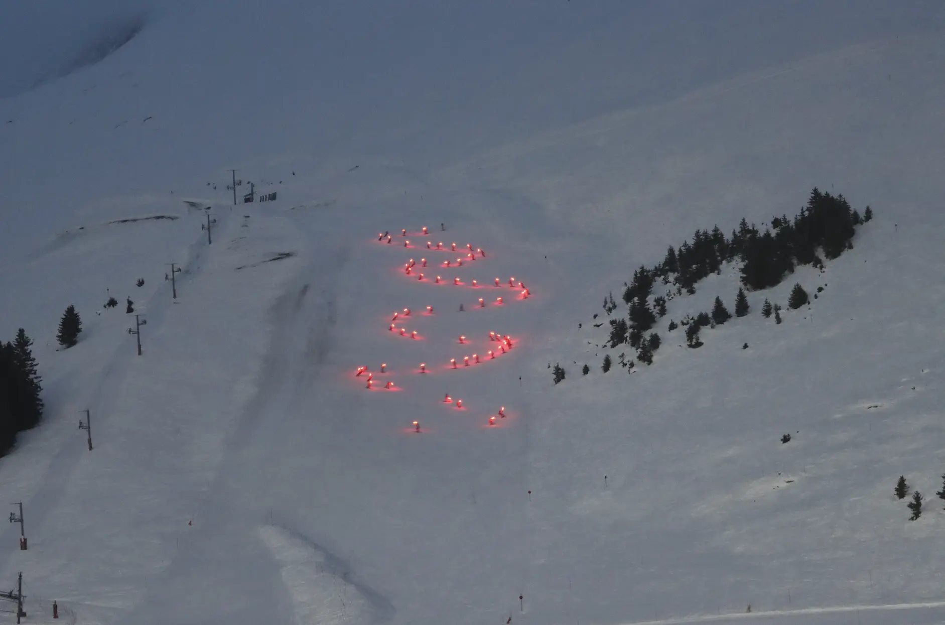 Descente aux flambeaux des moniteurs