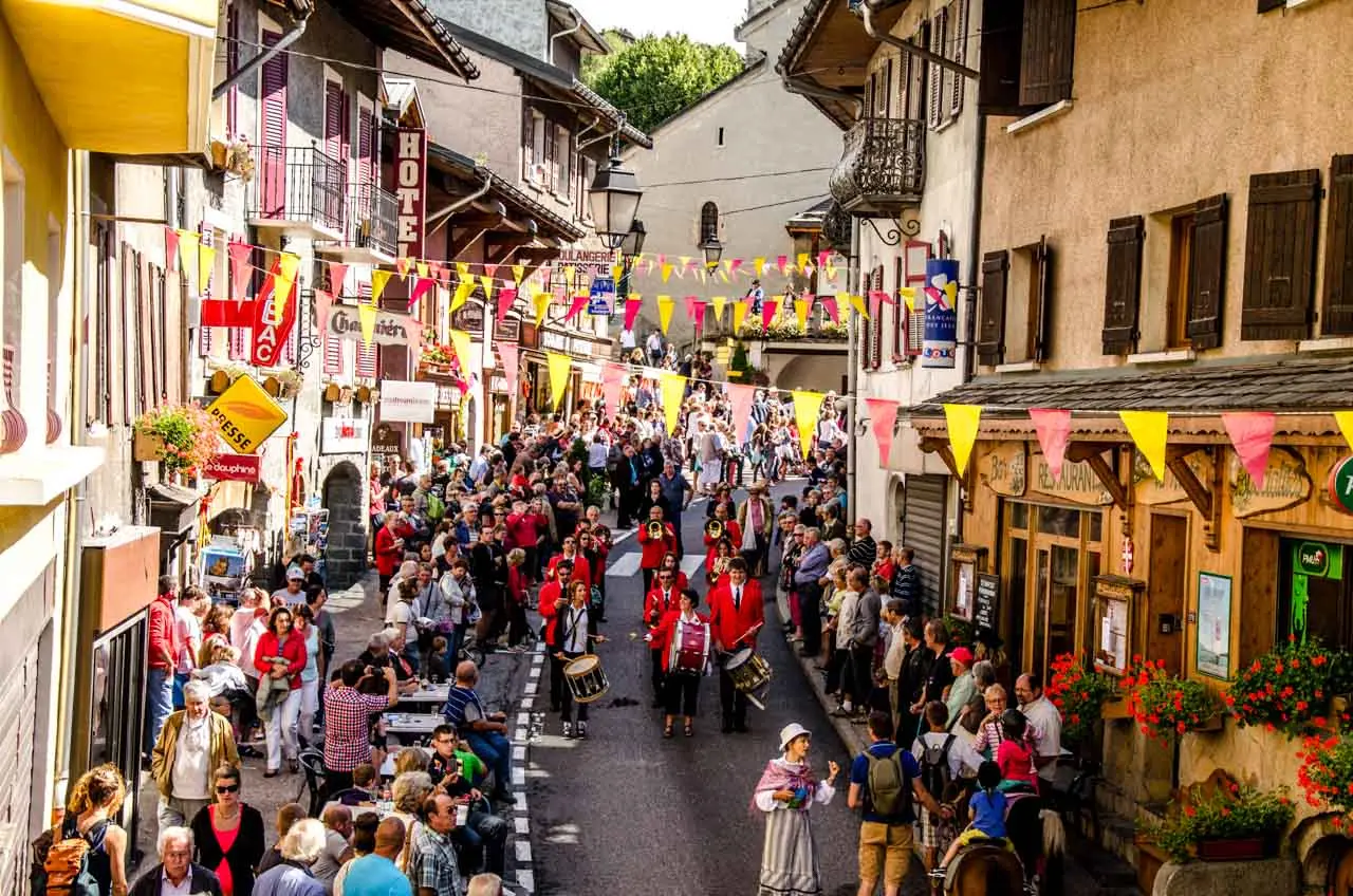 Défilés de groupes dans la rue du Mont-Blanc