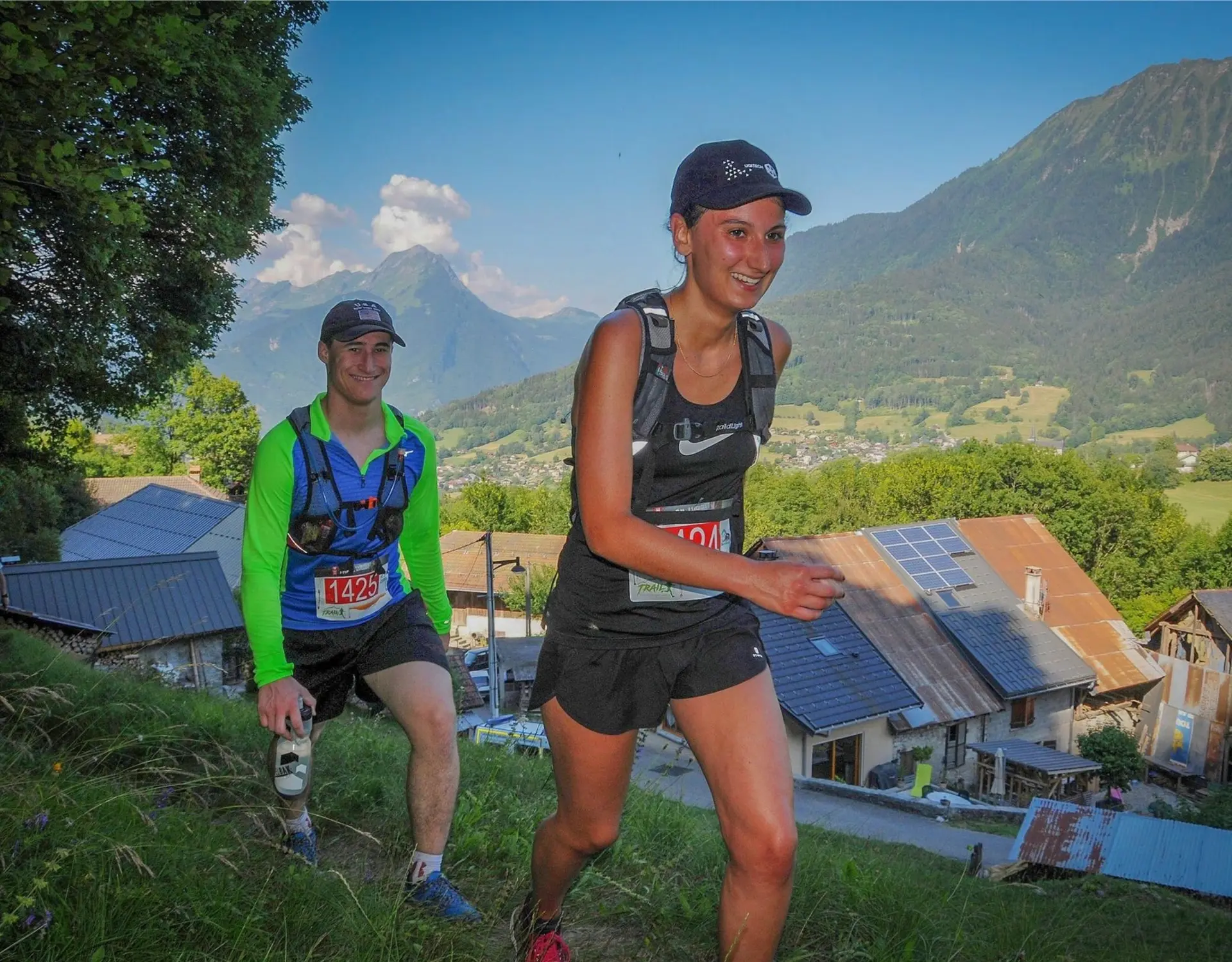 deux coureurs sur les hauteurs de Faverges