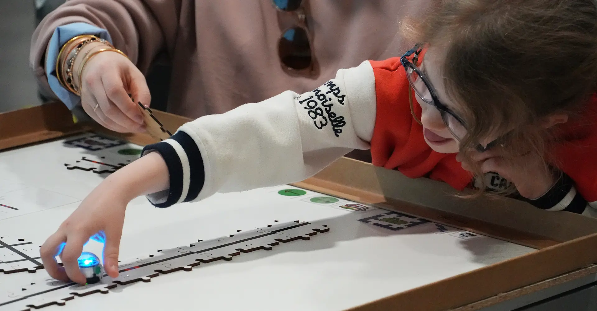 une petite fille programme Ozobot