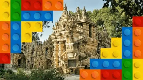 Une photo représetnant le palais idéal en fond et des briques de Légo sur 2 côtés de la photo