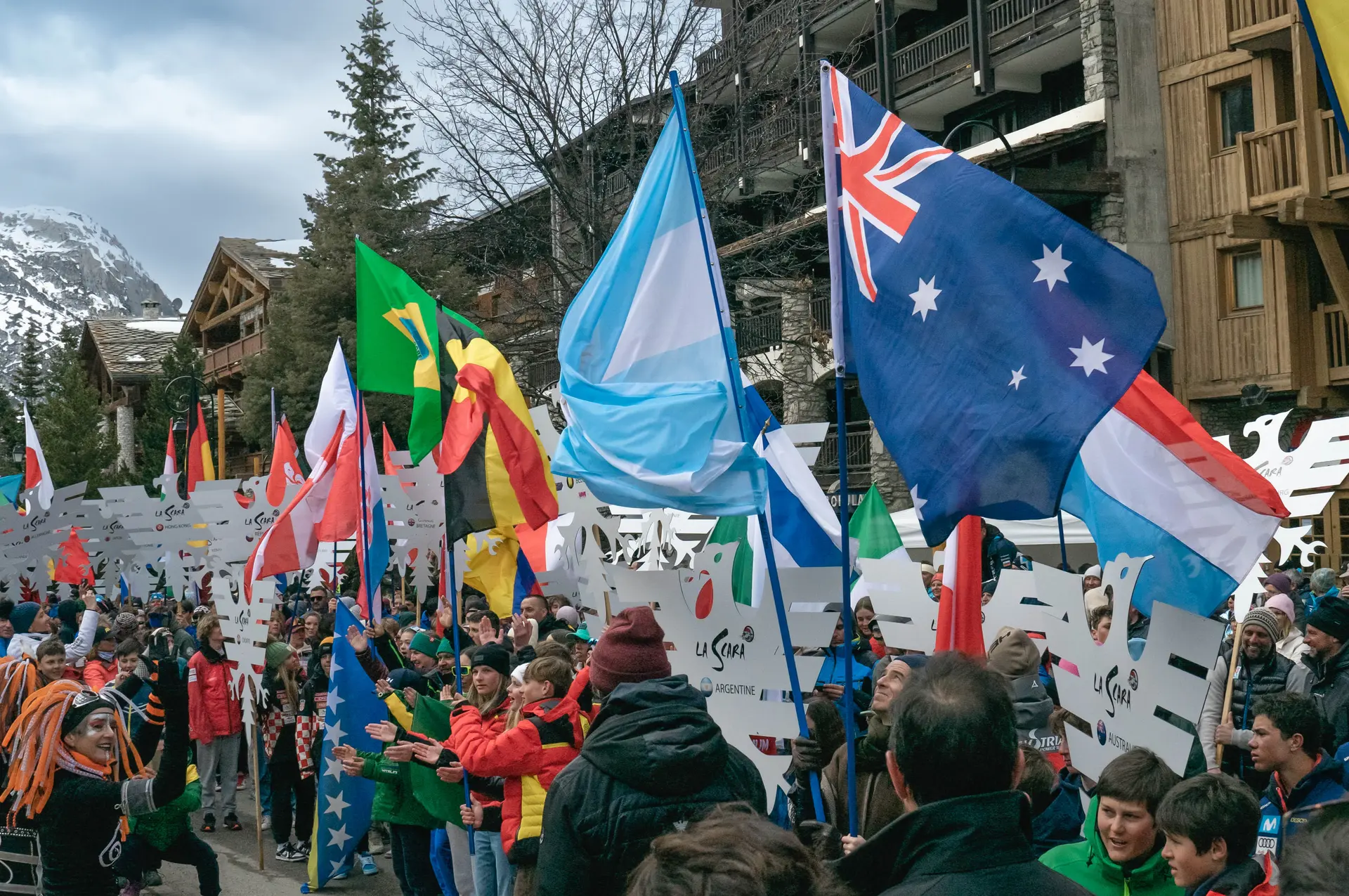 Défilé des nations de La Scara, course internationale de ski alpin à Val d'Isère