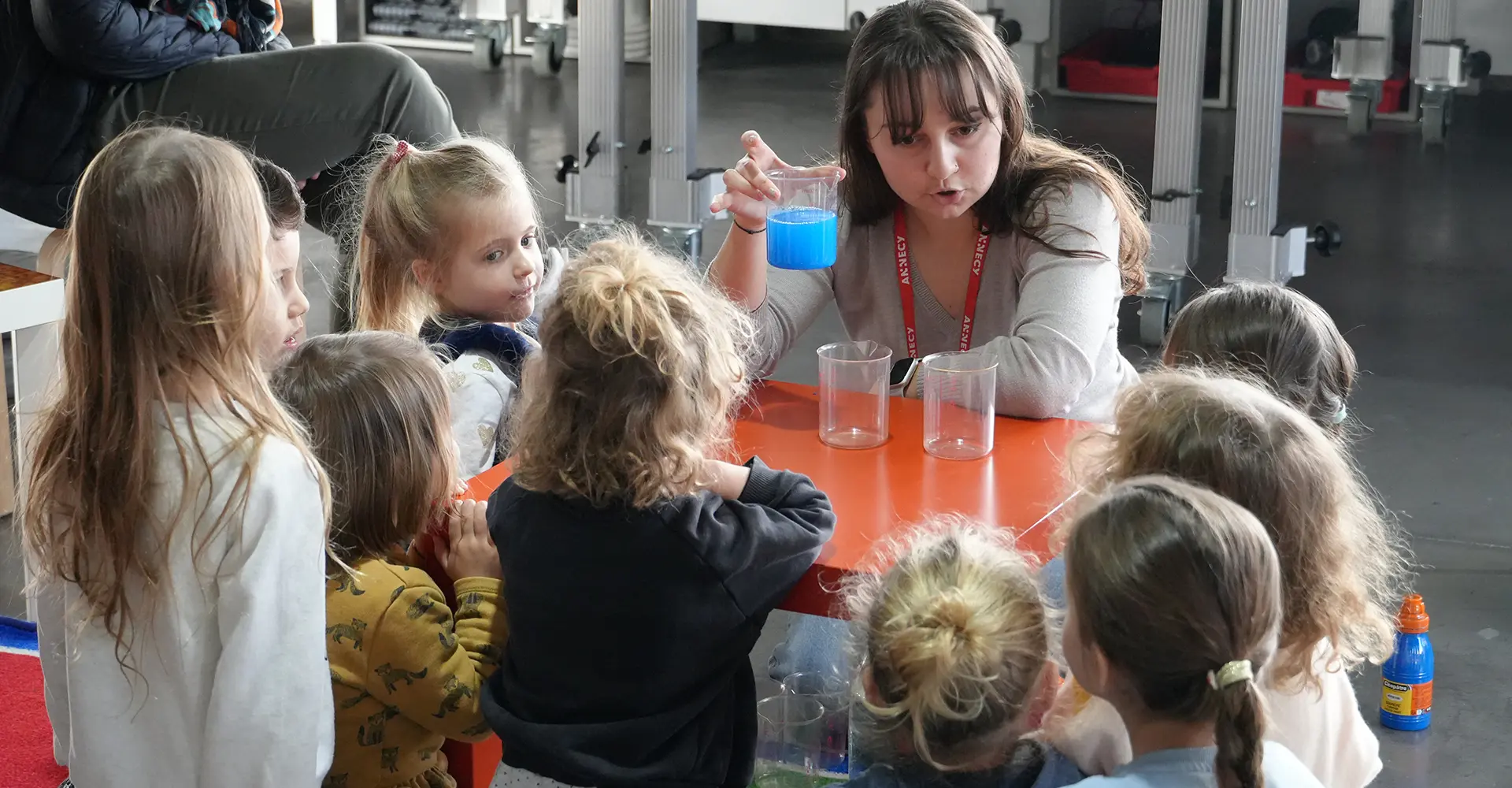 Une médiatrice expliquant aux enfants