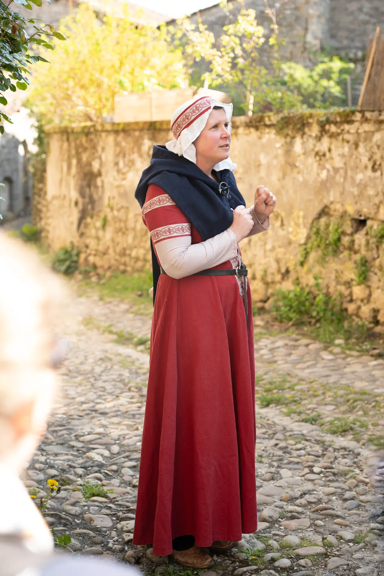 La dame de Pérouges dans les ruelles