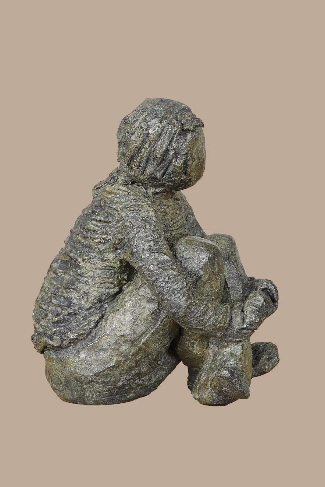 Terre - Petite fille assise