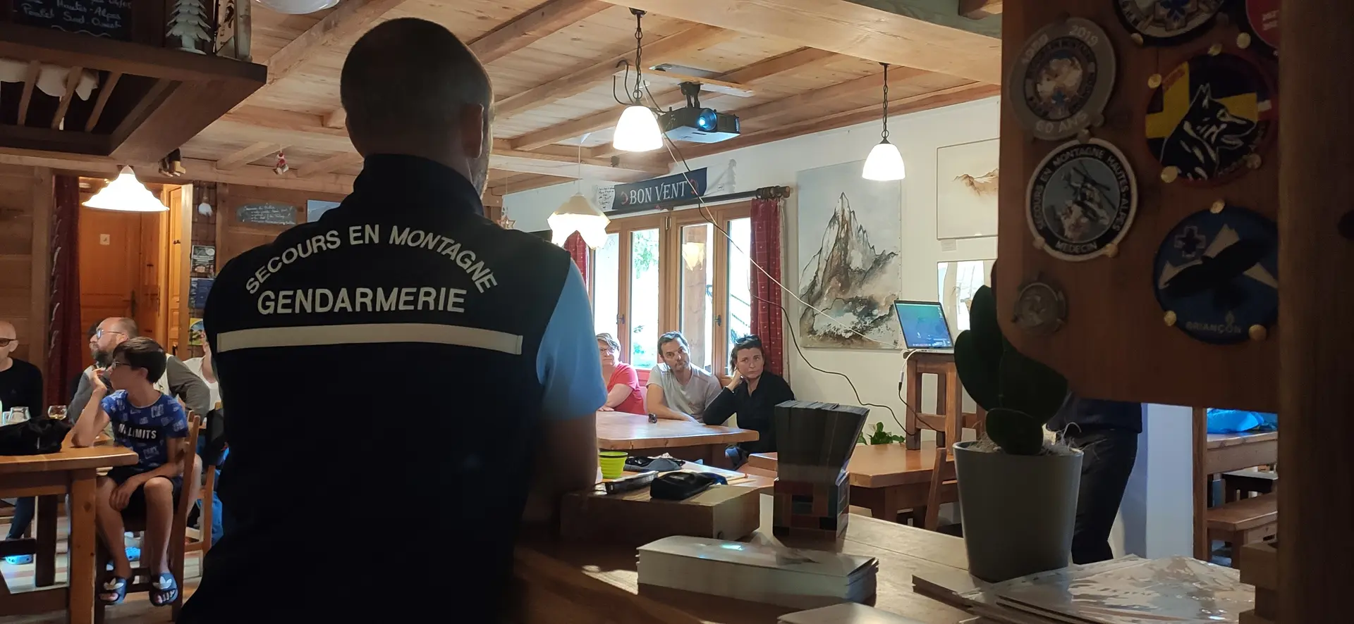 Café du jeudi avec le PGHM de Briançon au refuge de Buffère