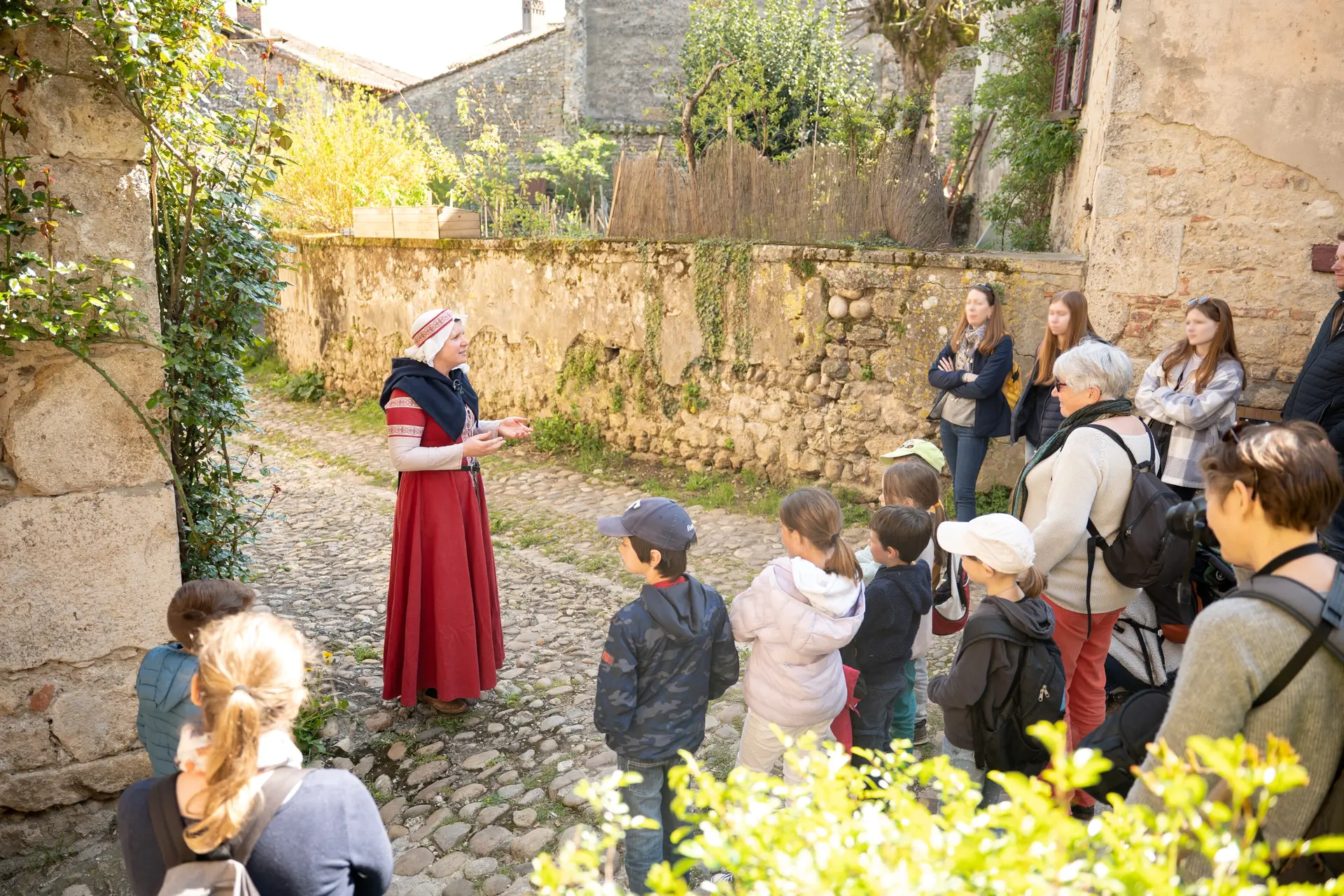 La dame de Pérouges et groupe