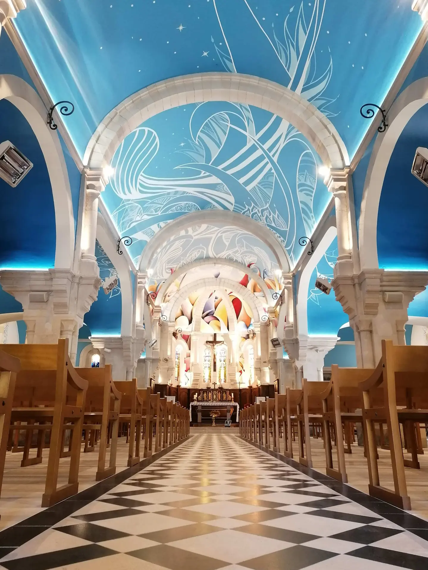 Église de Châtelaillon-Plage : plafond étoilé et fresques modernes, un chef-d'œuvre architectural au cœur de la Charente-Maritime.