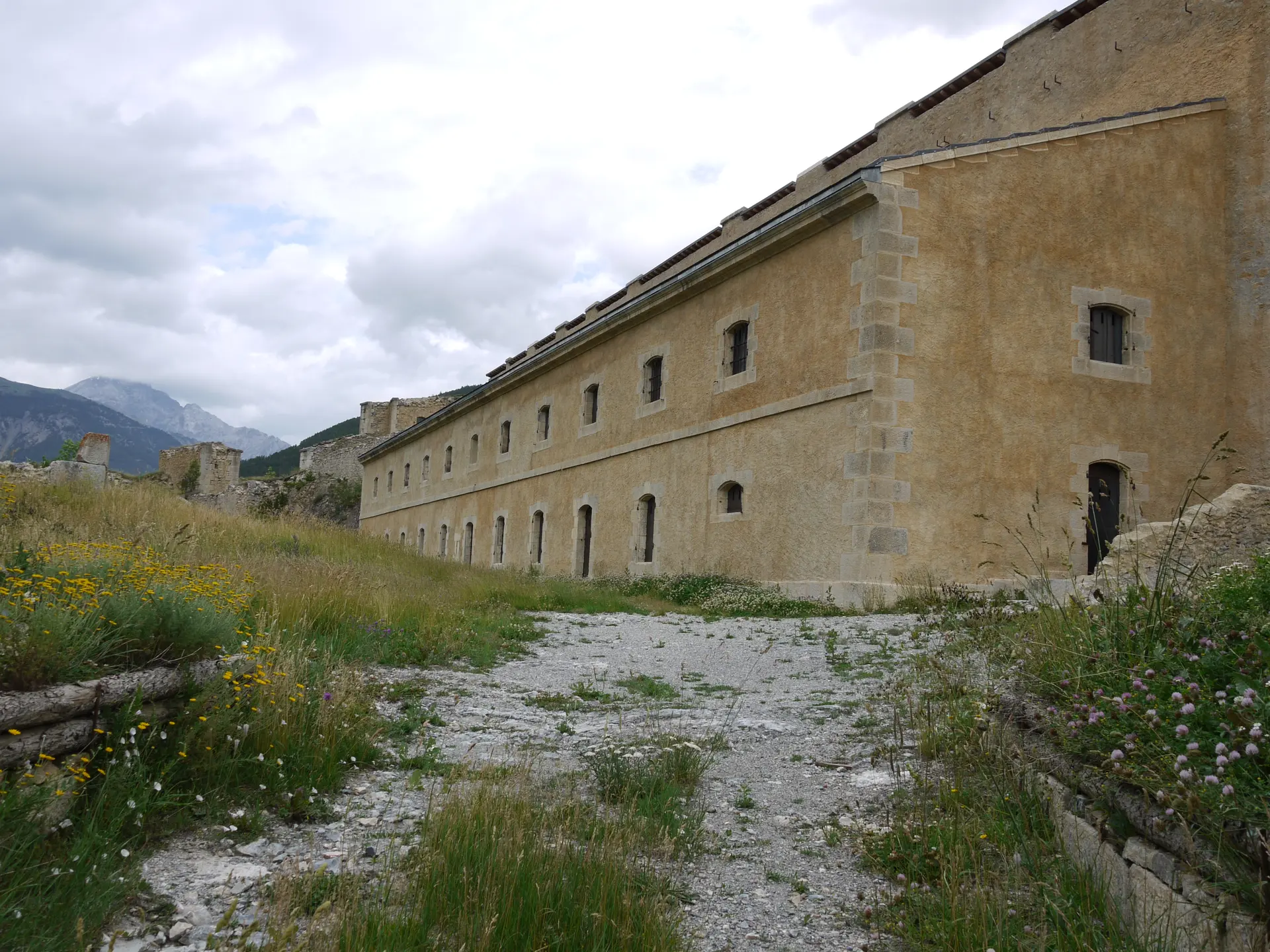 Caserne du fort Dauphin depuis l'entrée