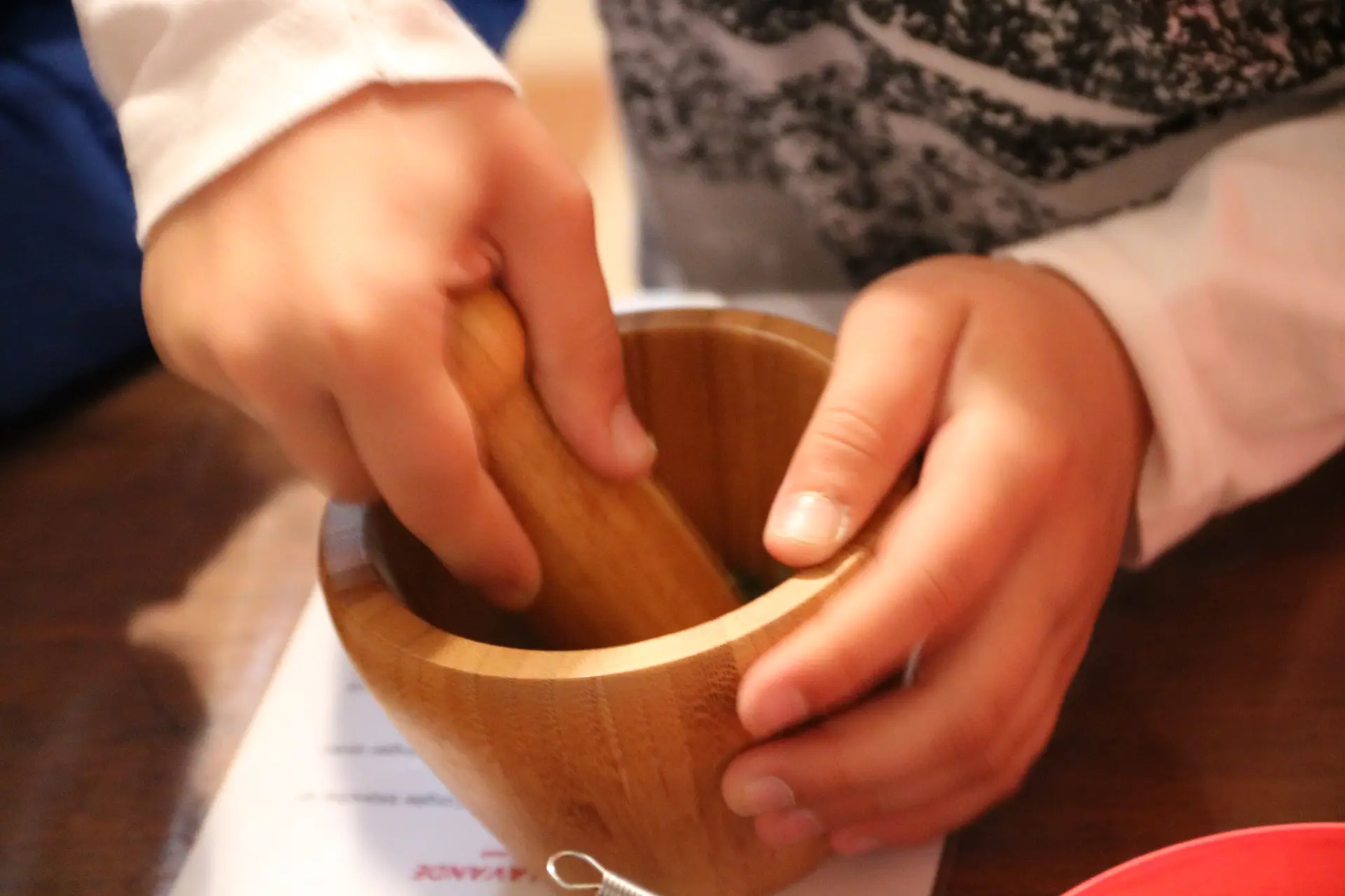 Manipulation à l'apothicairerie pour les enfants