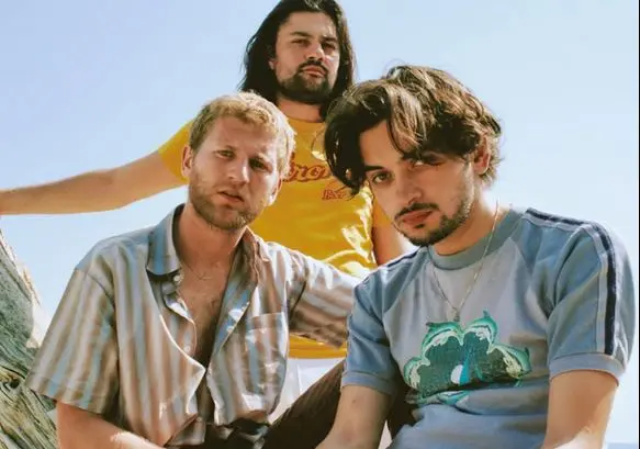 Les membres du groupe Please